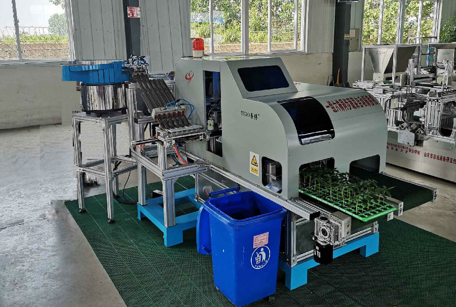 青島農(nóng)大機電工程學(xué)院主持研發(fā)2JS-6型一組六株蔬菜自動嫁接機.jpg