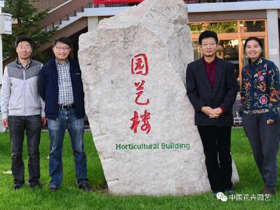 9高俊平(右二)與部分科研人員.jpg